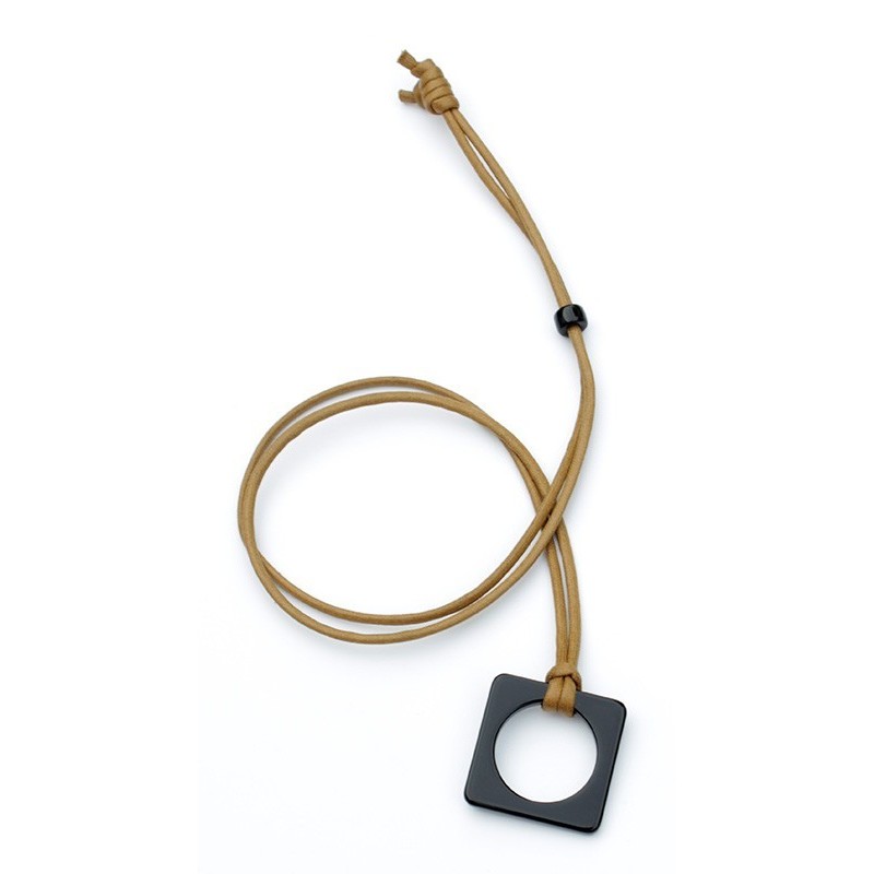 Pendentif acétate plat carré Noir avec cordon en coton Cognac
