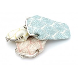 Leaves motifs claspe purse