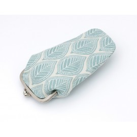 Leaves motifs claspe purse