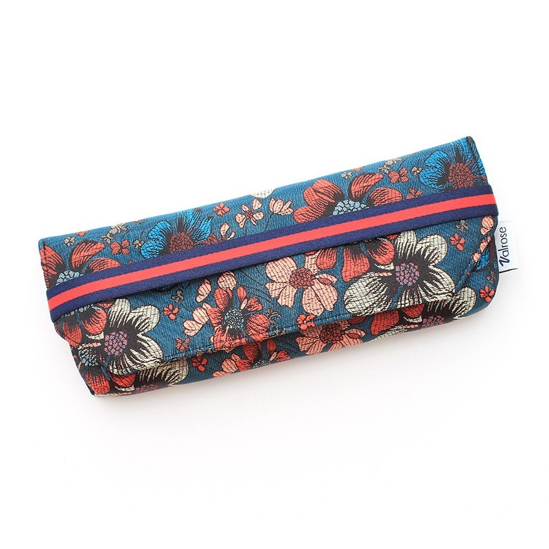 Étui en jacquard bleu avec des fleurs