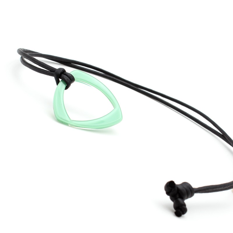 Pendentif avec anneau en acétate triangulaire Menthe sur cordon en coton