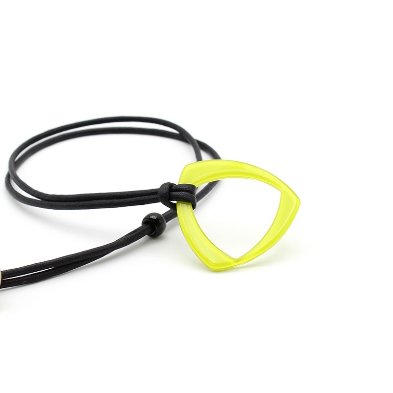 Pendentif avec anneau en acétate triangulaire Jaune sur cordon en coton